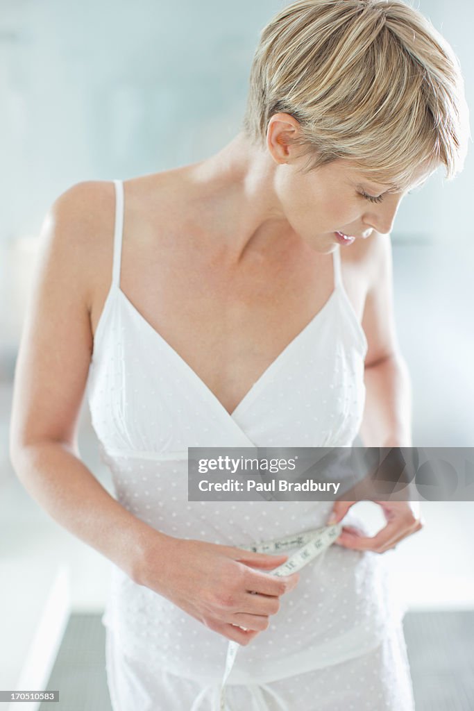 Frau Messung der Taille.