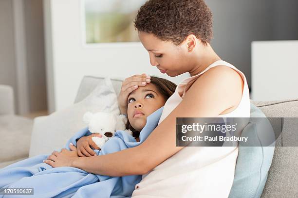 mujer con hija, que abrazan enfermo - sick kid fotografías e imágenes de stock