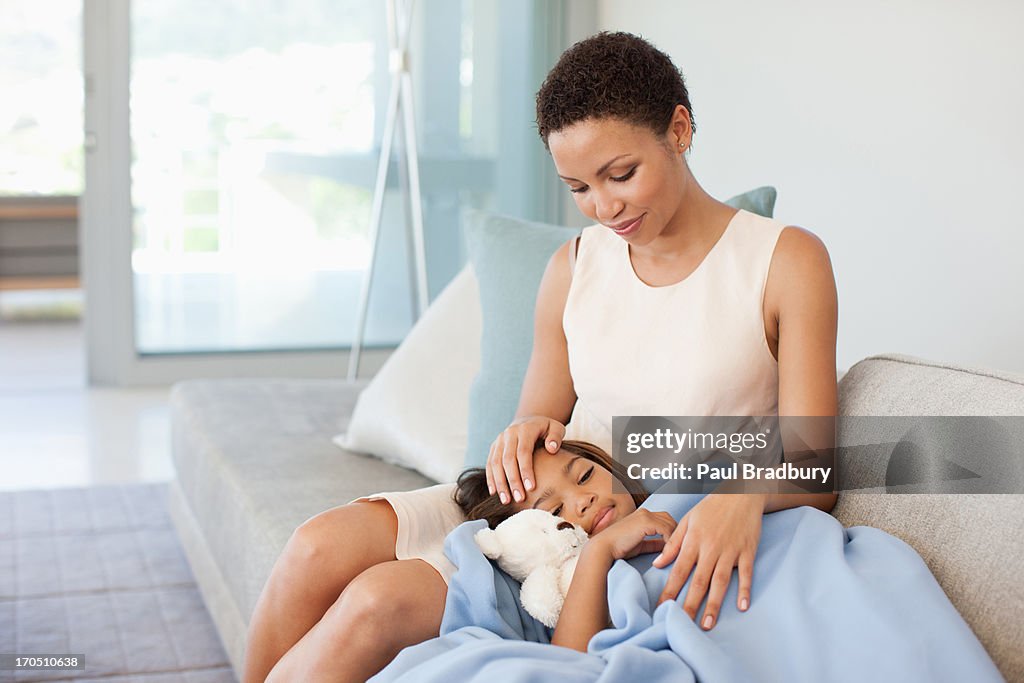 Mujer cuidando de enfermos hija