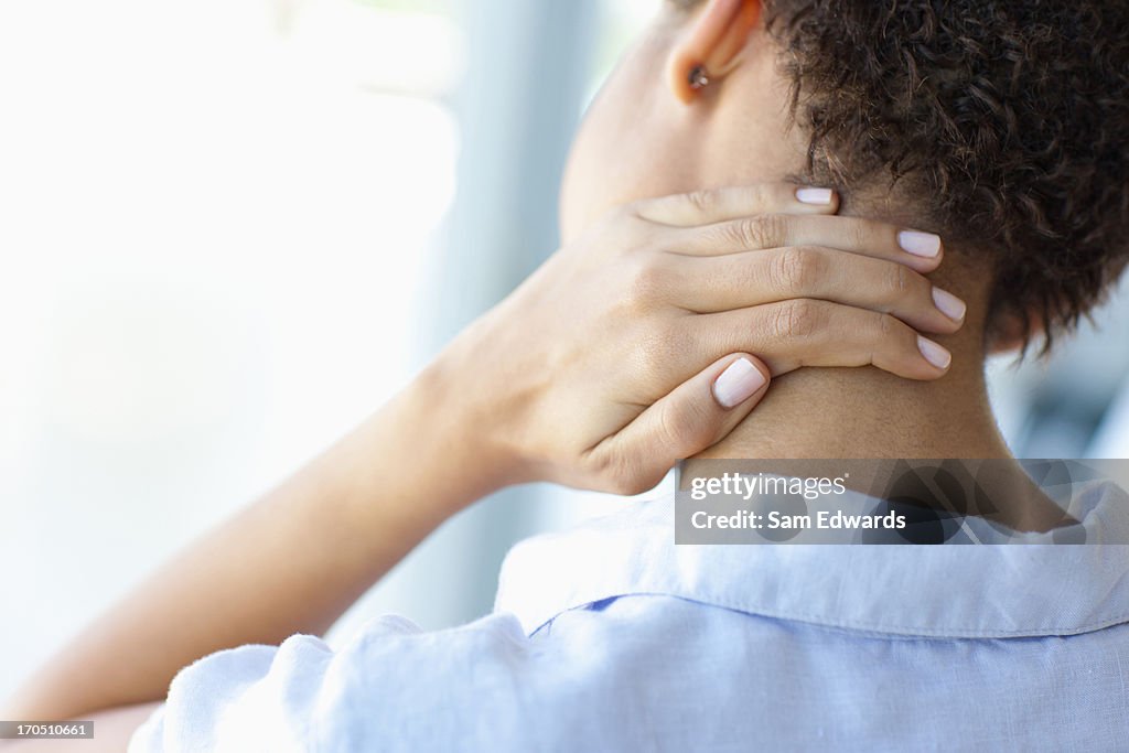 Mujer frotar dolor de cuello