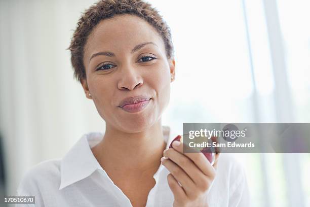 femme mangeant une pomme - mâchonné photos et images de collection