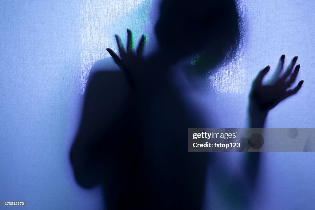 Emotionale Frau silhouette hinter einer blau-Bildschirm