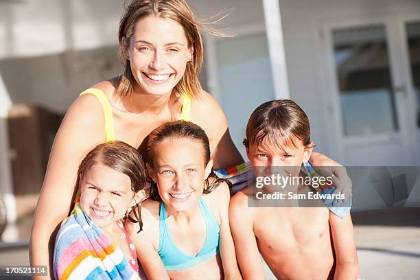 familia en traje de baño - sobrina fotografías e imágenes de stock