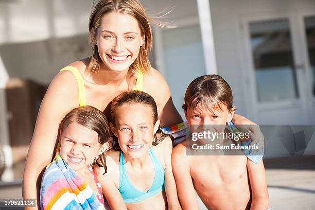 family in swimwear - neefje stockfoto's en -beelden