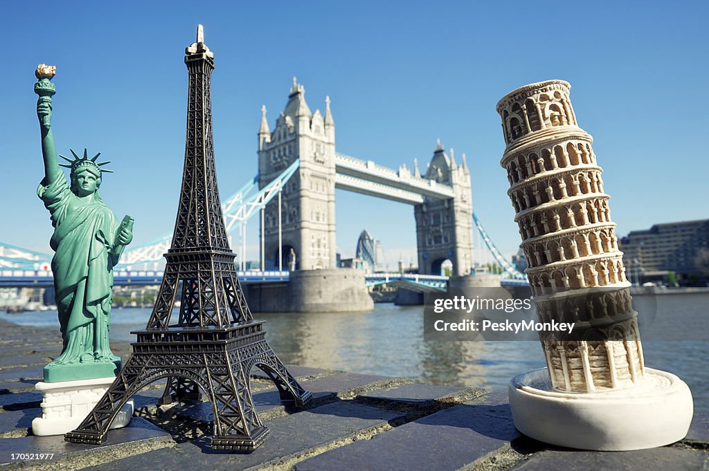 Statue von Liberty Eiffelturm und London Bridge Schiefer Pisa