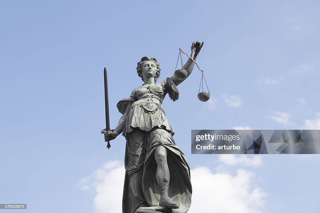Scale e blu cielo nuvoloso con antiche signora giustizia Justitia
