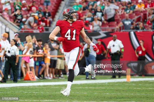 Ko Kieft of the Tampa Bay Buccaneers warms up prior to an NFL football game against the Philadelphia Eagles at Raymond James Stadium on September 25,...