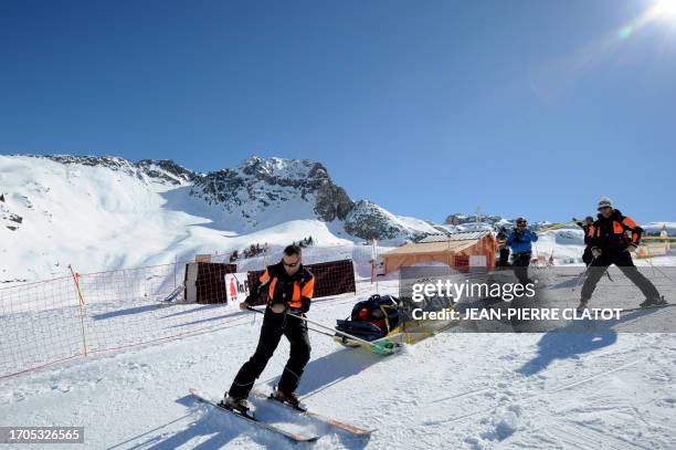 Une journée de secours avec la compagnie CRS sur la base de Courchevel"French first-aid ski patrolmen from the winter resort La Plagne bring Louise,...