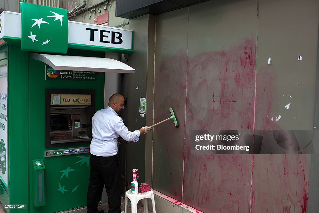 Tourism And Bars As Erdogan Meets Protestors Over Taksim Square Development