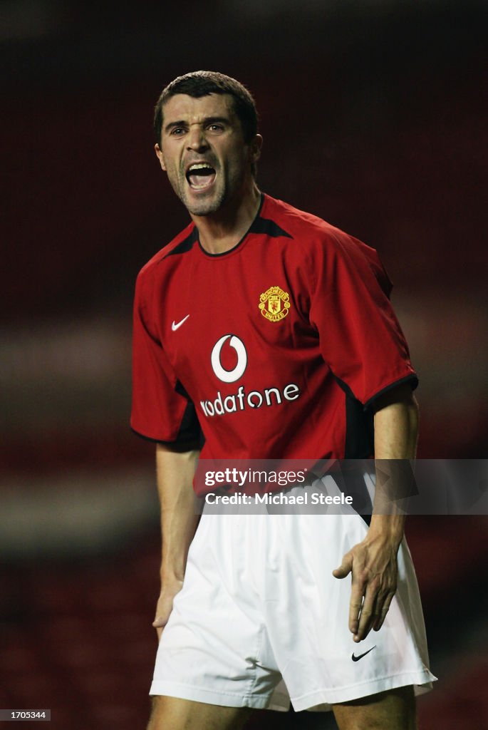 Roy Keane of Manchester United shouting at his team mates