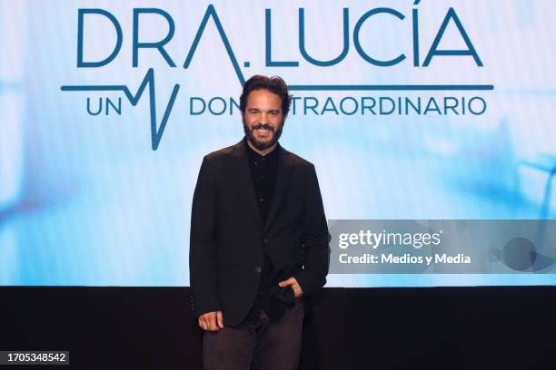Kuno Becker poses for photos during the screening of the first episode of 'Doctora Lucia, Un Don Extraordinario' at Azteca Estudios on September 27,...