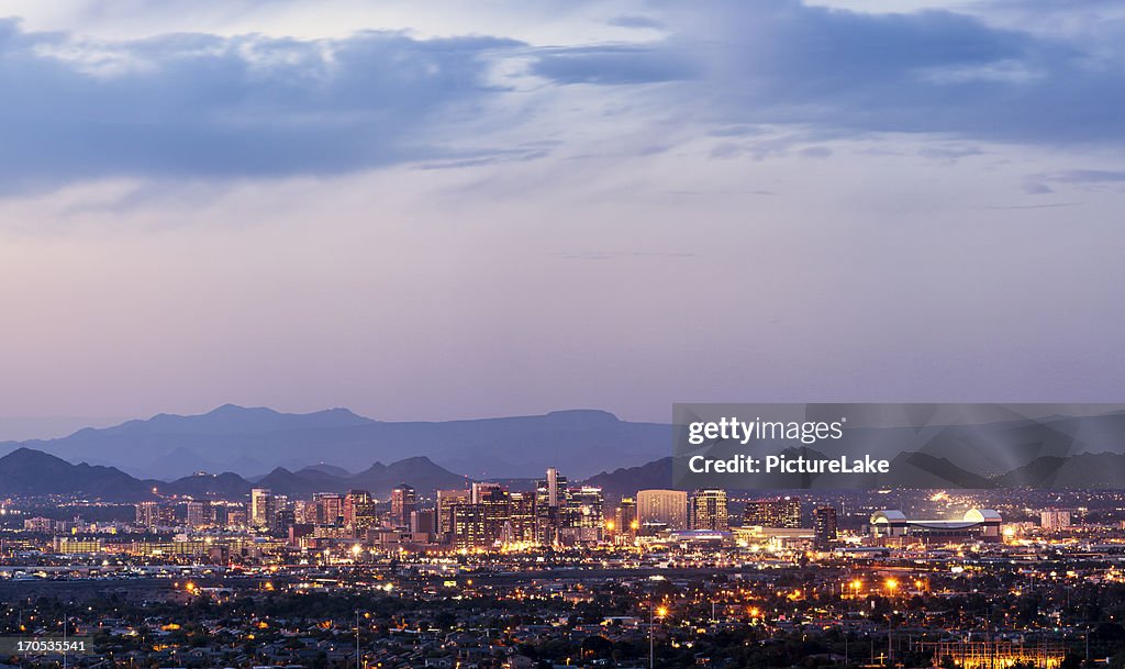 El centro de la ciudad de Phoenix, Arizona, anochecer panorama