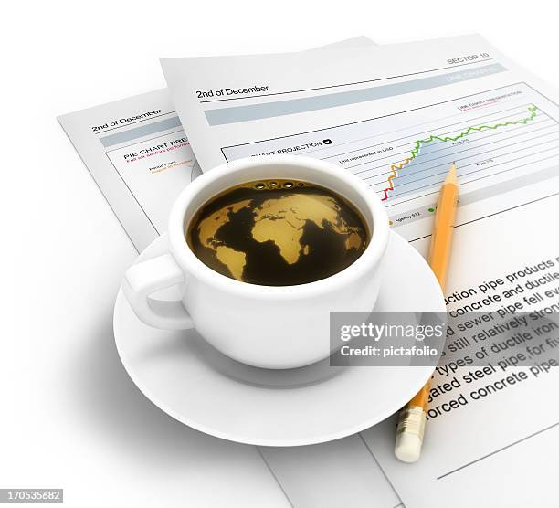 kaffeetasse mit weltkarte und nachricht global - the weekend in news around the world stock-fotos und bilder