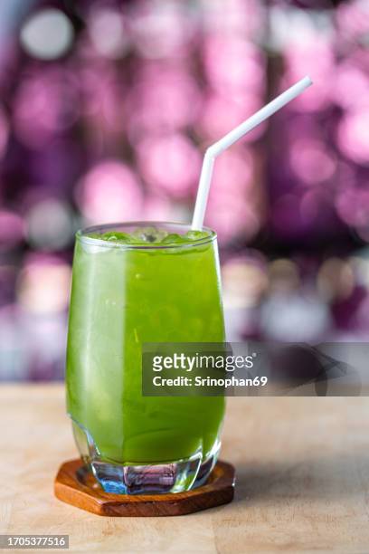 refreshing green tea with ice in glass - herbal beverage for summer relaxation - te matcha foto e immagini stock