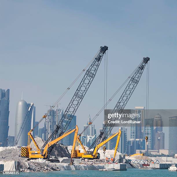 bauarbeiten in doha - qatar port stock-fotos und bilder