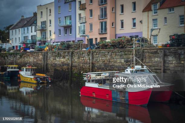 st andrews harbour - st andrews scotland stock pictures, royalty-free photos & images