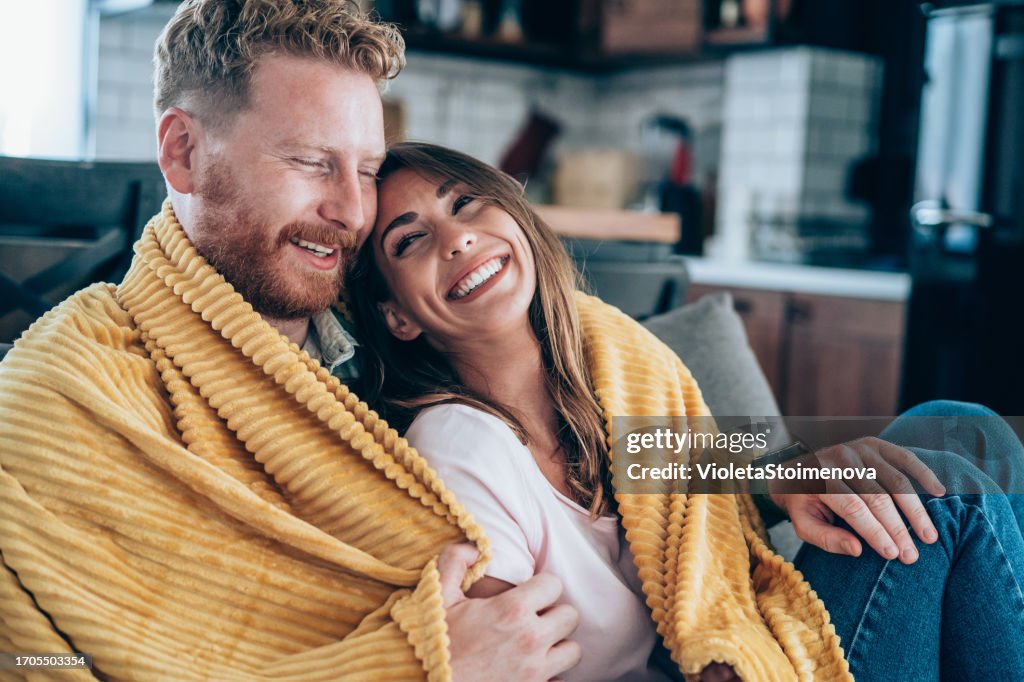 Feliz pareja en casa.