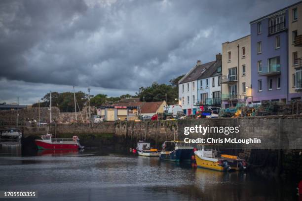 st andrews harbour - st andrews scotland stock pictures, royalty-free photos & images