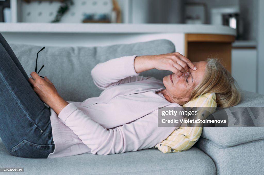 Frau, die an einer Migräne leidet.