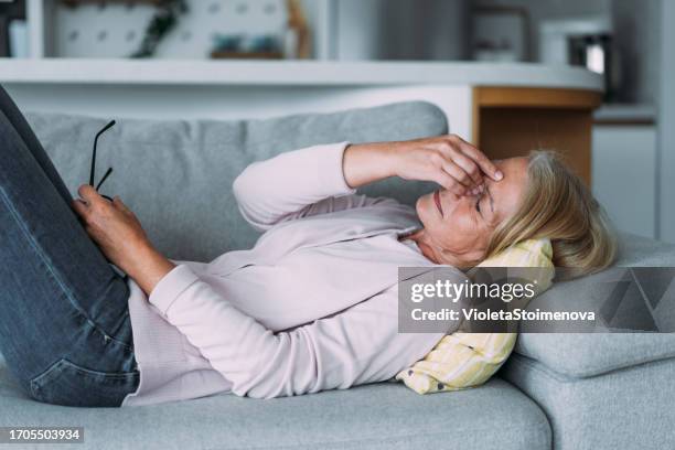 woman suffering with a migraine. - doença crónica imagens e fotografias de stock