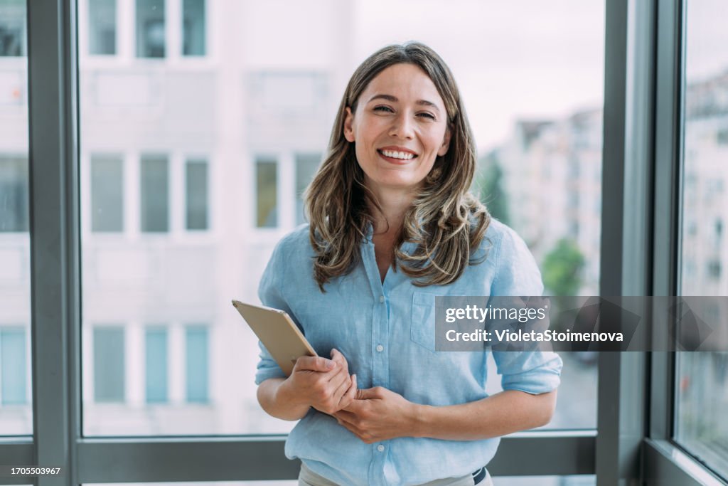 Selbstbewusste Geschäftsfrau im modernen Büro.