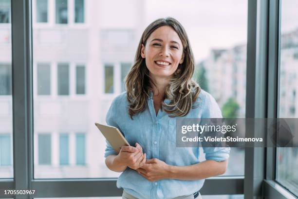 selbstbewusste geschäftsfrau im modernen büro. - business portrait stock-fotos und bilder