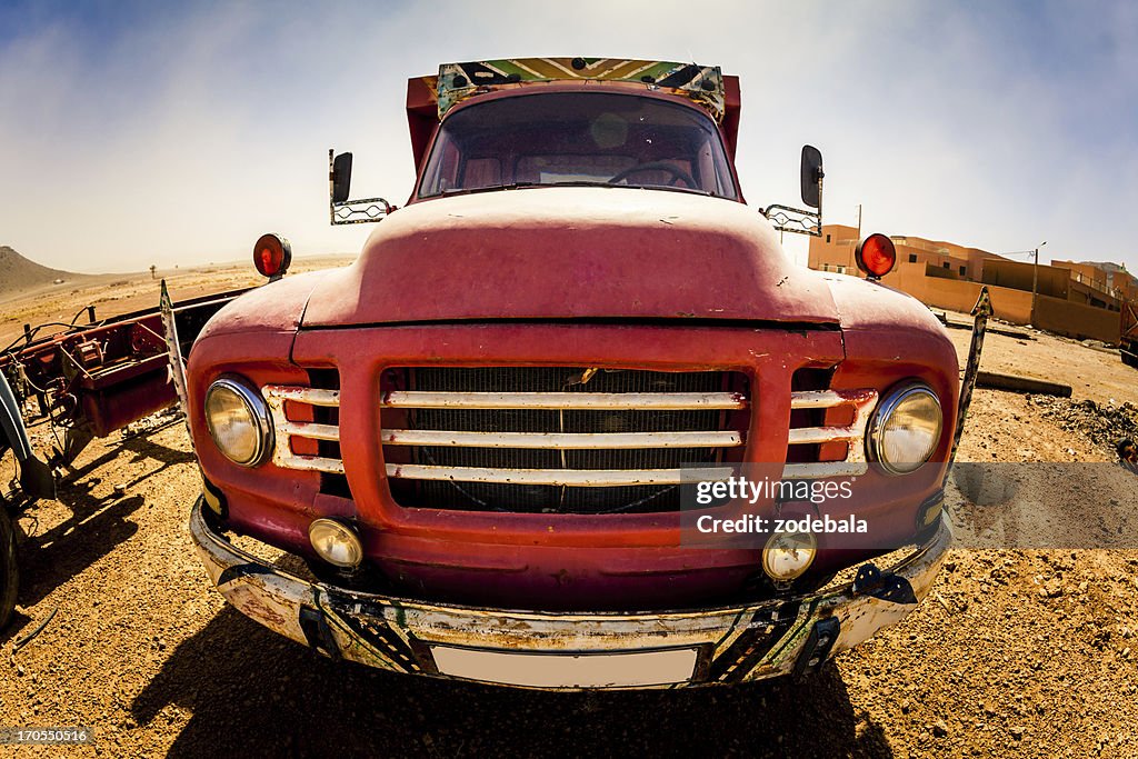 Camion rosso nel deserto