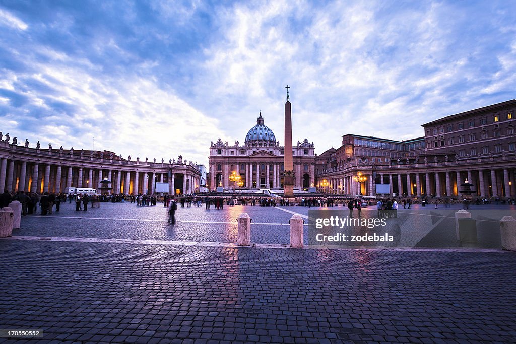 Saint Peter's Square al atardecer en Roma, Italia