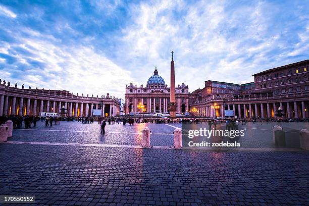 saint peter's square al atardecer en roma, italia - basílica de san pedro fotografías e imágenes de stock