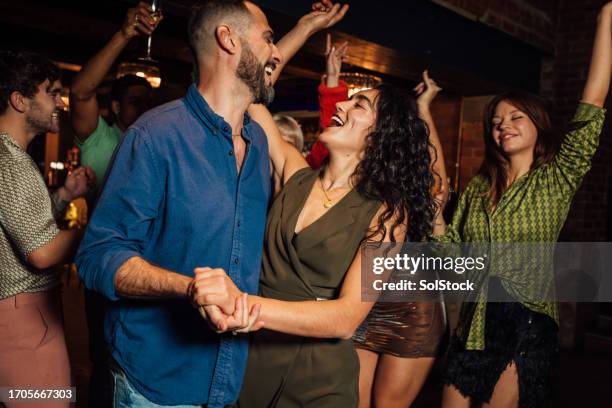 ich liebe es zu tanzen - salsa party stock-fotos und bilder