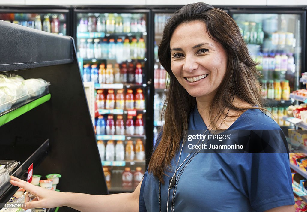 Hausfrau im Supermarkt