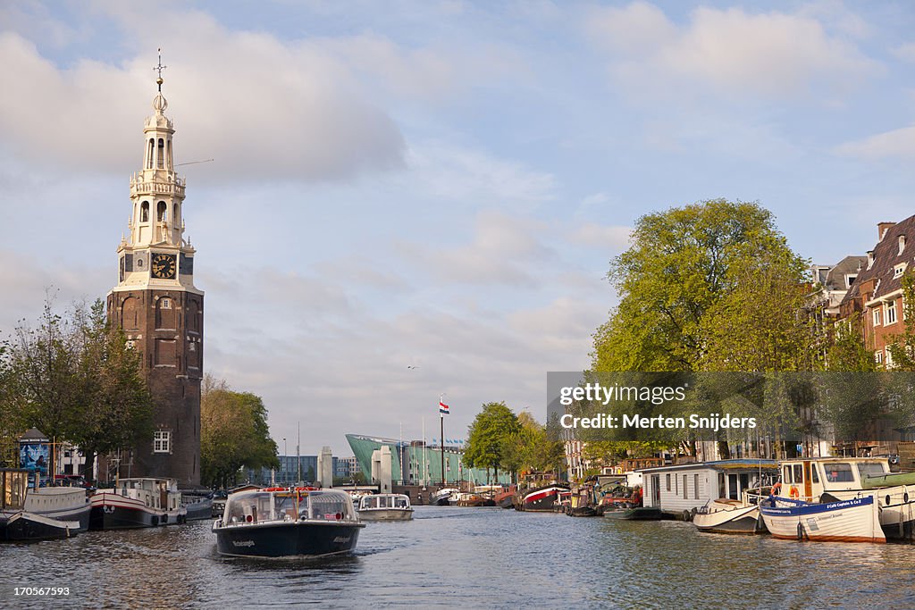 Tourboats passing the Oude Schans