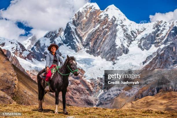 joven montando a caballo en los andes peruanos, américa del sur - los andes fotografías e imágenes de stock