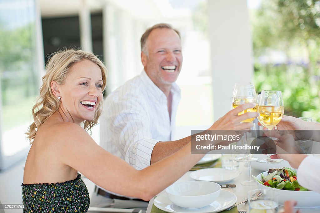 Freunde, die einen toast mit Wein Gläser