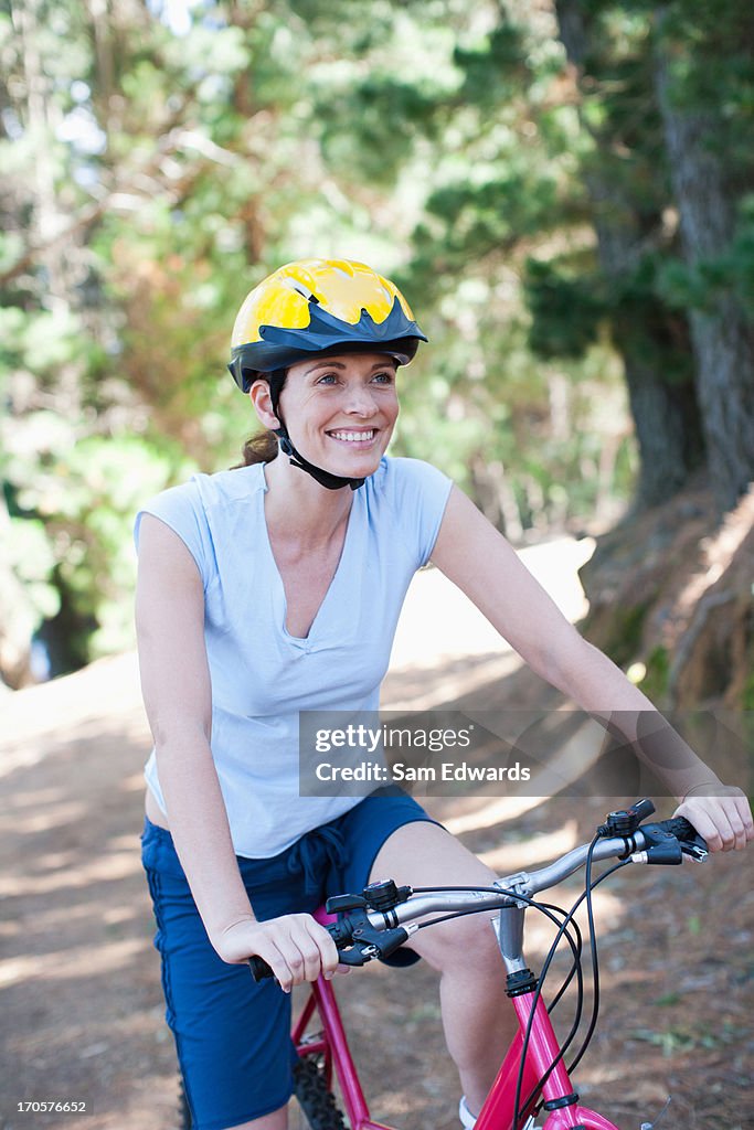 Mujer bicicleta Ciclismo en el bosque