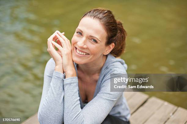 mujer en el muelle junto al lago - 35 39 años fotografías e imágenes de stock