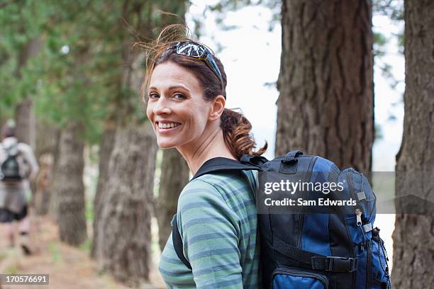 couple hiking in forest - backpacks stockfoto's en -beelden