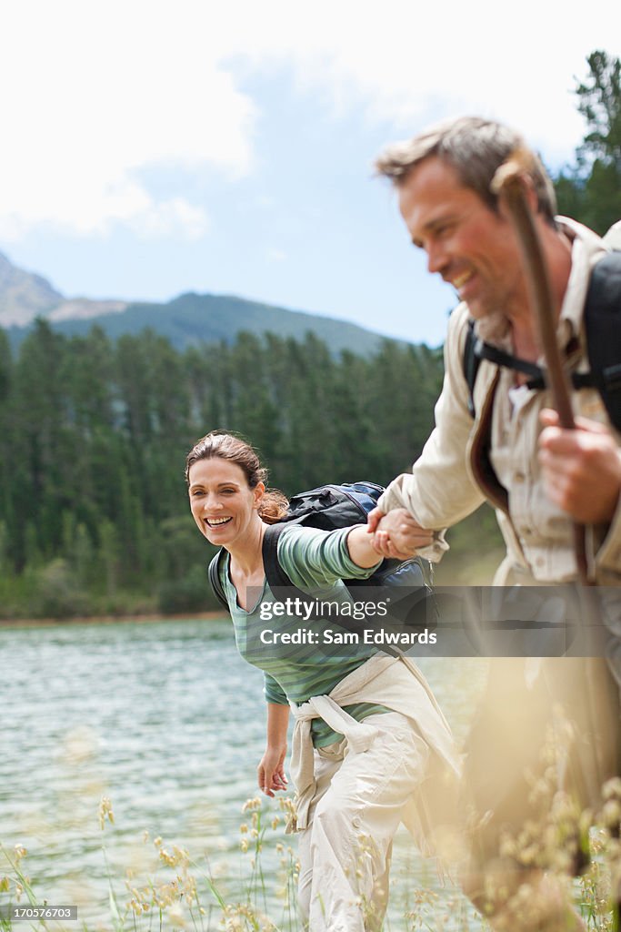 Paar Wandern in der Nähe von See in entlegenen Gegend