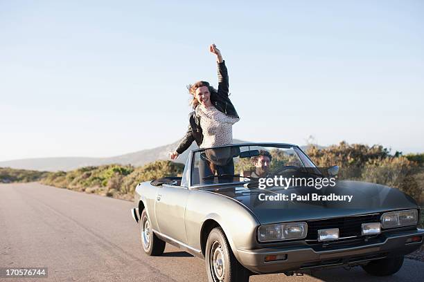 paar fahren im auto zusammen - paul frees stock-fotos und bilder