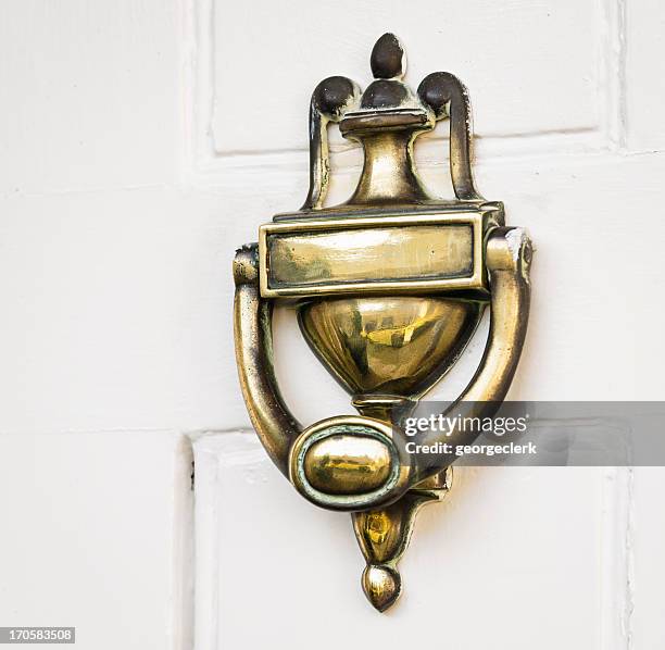 antique brass door knocker - deurklopper stockfoto's en -beelden