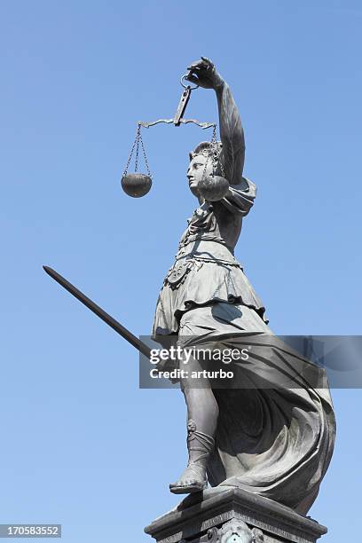 vista completa de la antigua de justicia justitia contra ideal cielo azul - lady justice fotografías e imágenes de stock