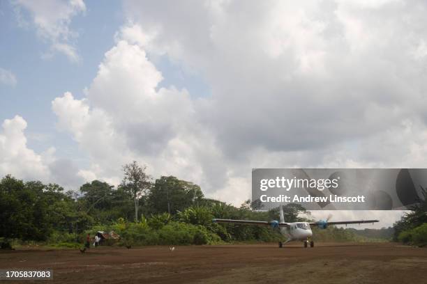 aeroplane and dirt landing strip near kapawi in the orient region of ecuador - airplane landing strip stockfoto's en -beelden
