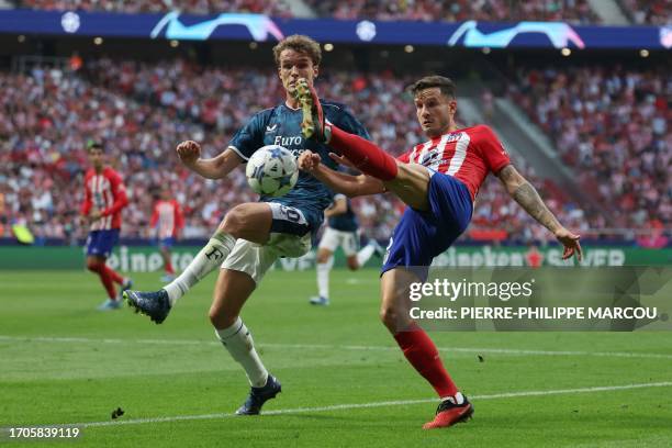 Feyenoord's dutch midfielder Mats Wieffer vies with Atletico Madrid's Spanish midfielder Saul Niguez during the UEFA Champions League 1st round day 2...