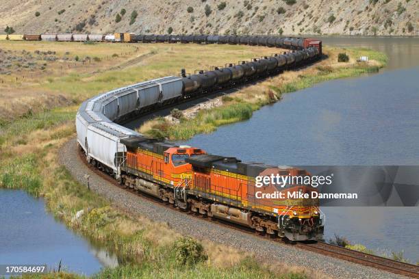 snaking the missouri river - train de marchandises photos et images de collection
