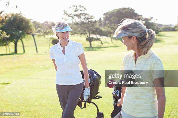 women playing golf - female golf stockfoto's en -beelden