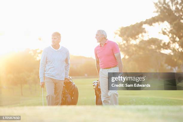 herren ziehen golfwagen - golftasche ziehen stock-fotos und bilder