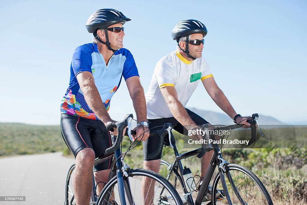 Homem Equitação bicicletas em zonas remotas