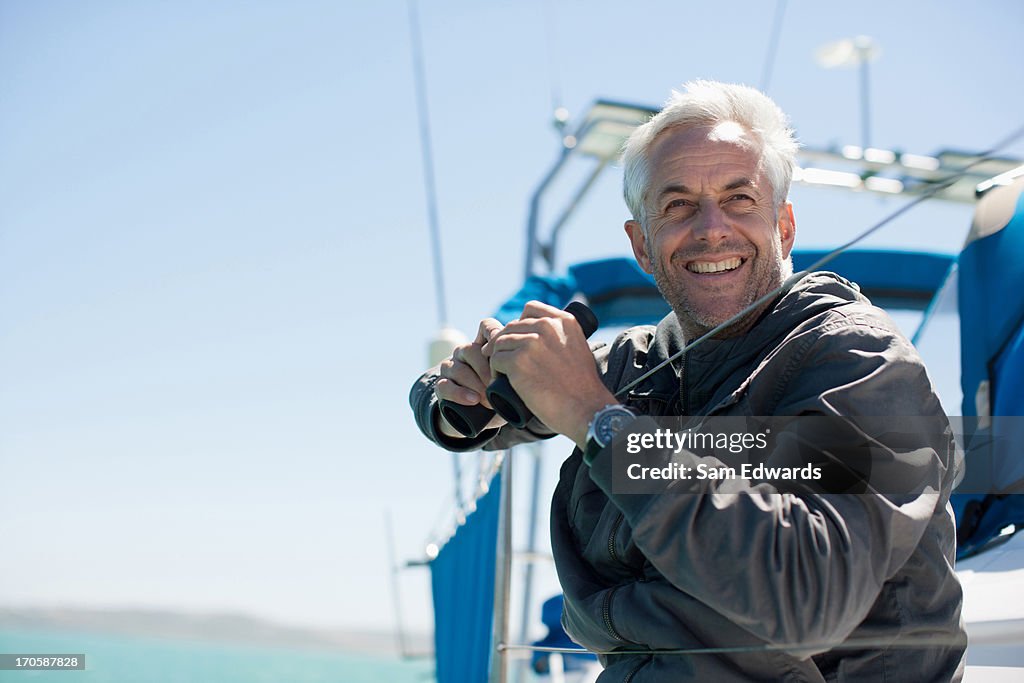 Hombre maduro en barco de vela