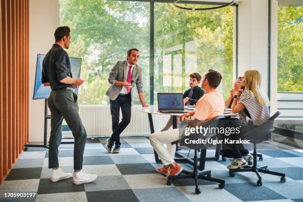 geschäftspräsentation mit kollegen im büro. - immobilienbüro stock-fotos und bilder