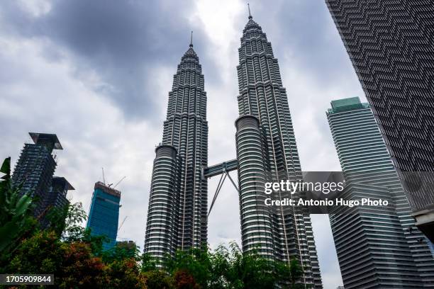 image of the petronas towers and other tall buildings in kuala lumpur. - skybridge petronas twin towers stock pictures, royalty-free photos & images